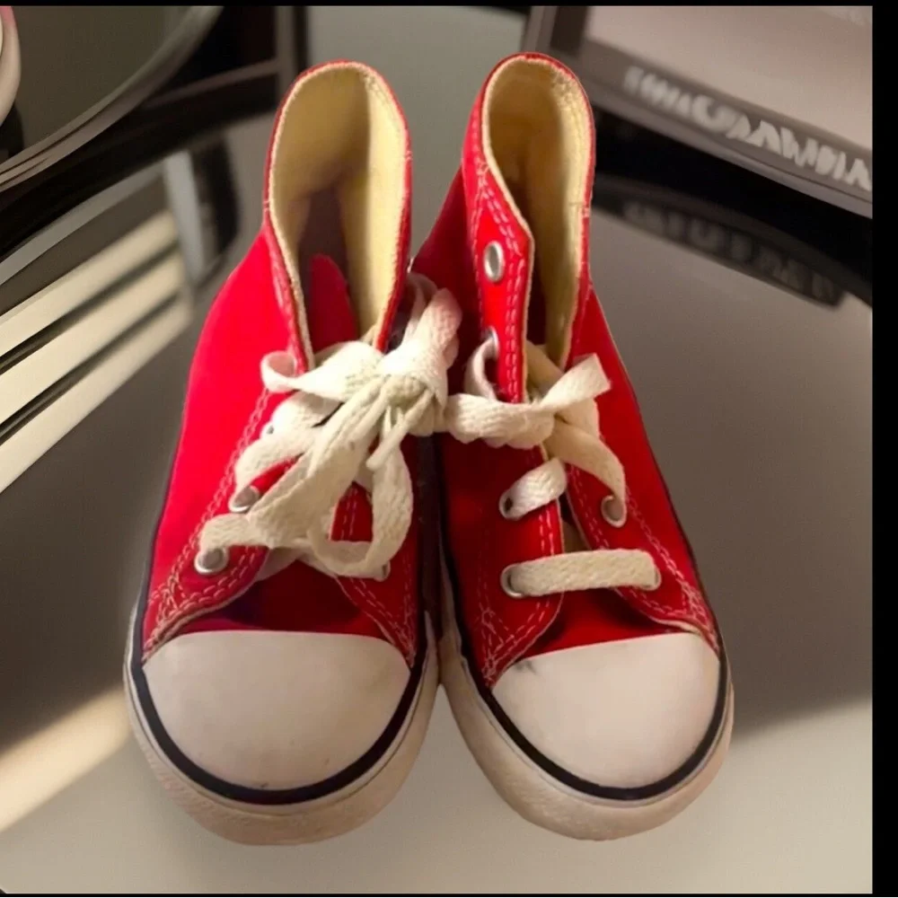 RED CHUCK TAYLOR ALL STAR HIGH TOPS Converse Classic Canvas W//Star Logo Sneaker